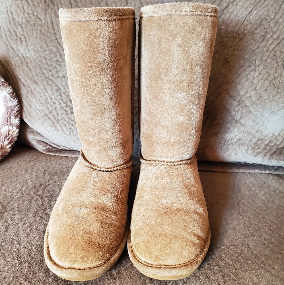 Youth Bearpaw boots size 3